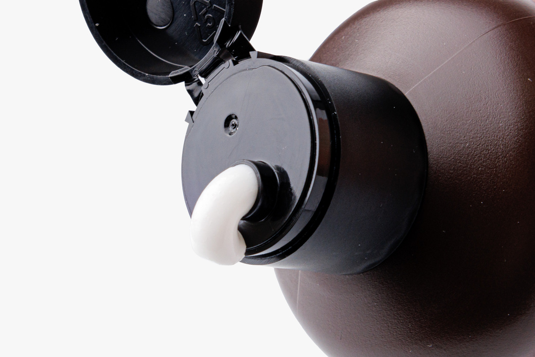 

Бальзам ВкусВилл парфюмированный восстанавливающий для всех типов волос Бергамот белые цветы и сандал 300 мл