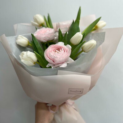Розовый букет из ранункулюсов и тюльпанов