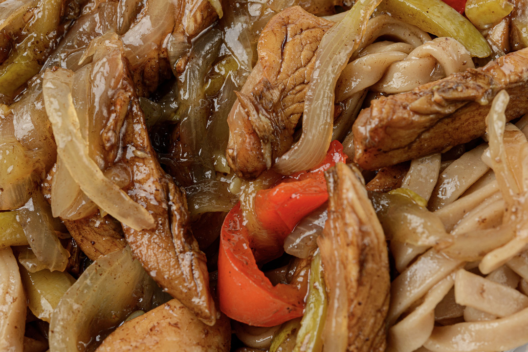 

Лапша гречневая ВкусВилл с куриным филе и овощами в соусе терияки 250 г