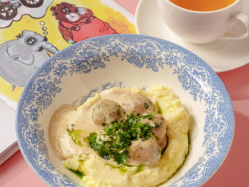 Куриные фрикадельки с картофельным пюре, в сливочном соусе, с зеленью