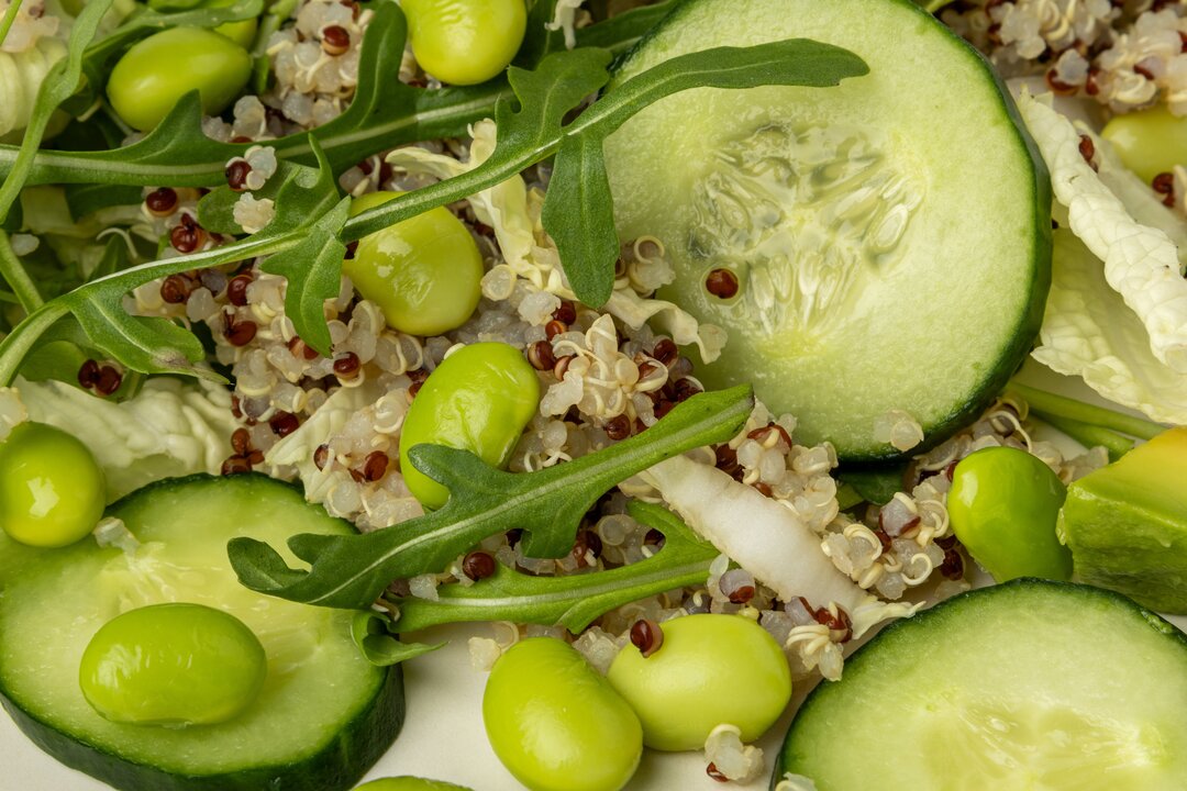 

Салат-боул овощной ВкусВилл с киноа авокадо и кунжутным соусом 200 г