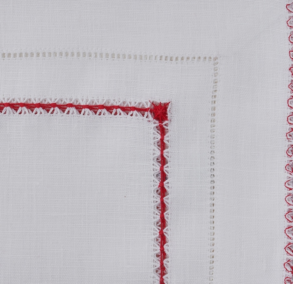 

Салфетка сервировочная Крестецкая строчка Щелкунчик белая с красным 55 х 40 см