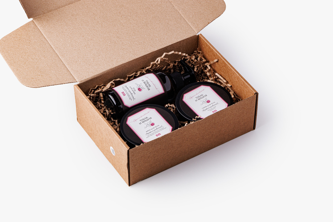 

Подарочный набор ВкусВилл Табак и вишня: крем для тела 150 мл гель для душа 300 мл и сахарный скраб 500 г