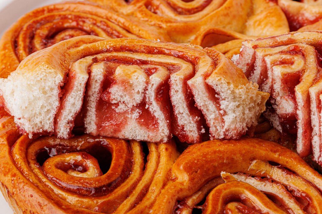 

Булочка ВкусВилл Ромашка семейная с вишней 250 г