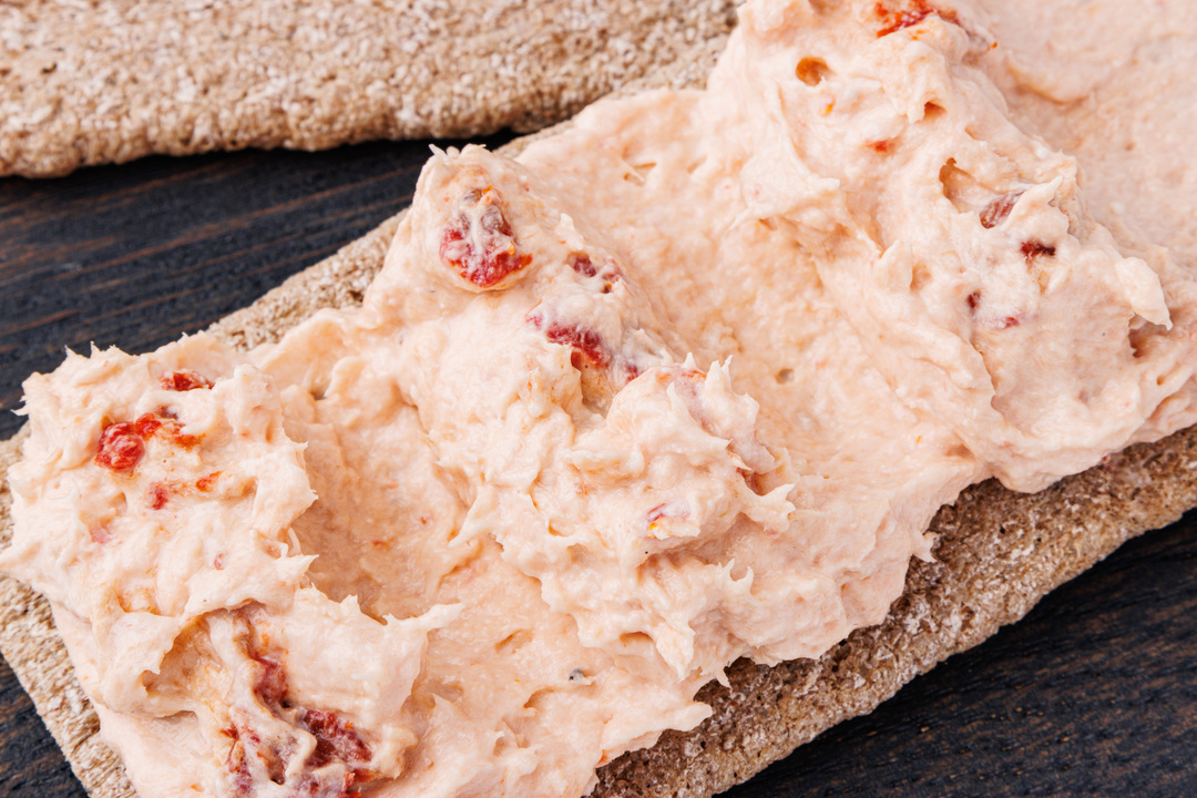 

Риет из форели и горбуши с сыром "Риккота" и вялеными томатами, 100 г