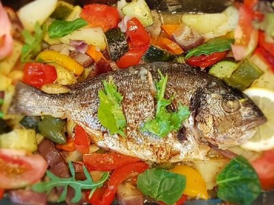 Дорадо, запечённая с овощами