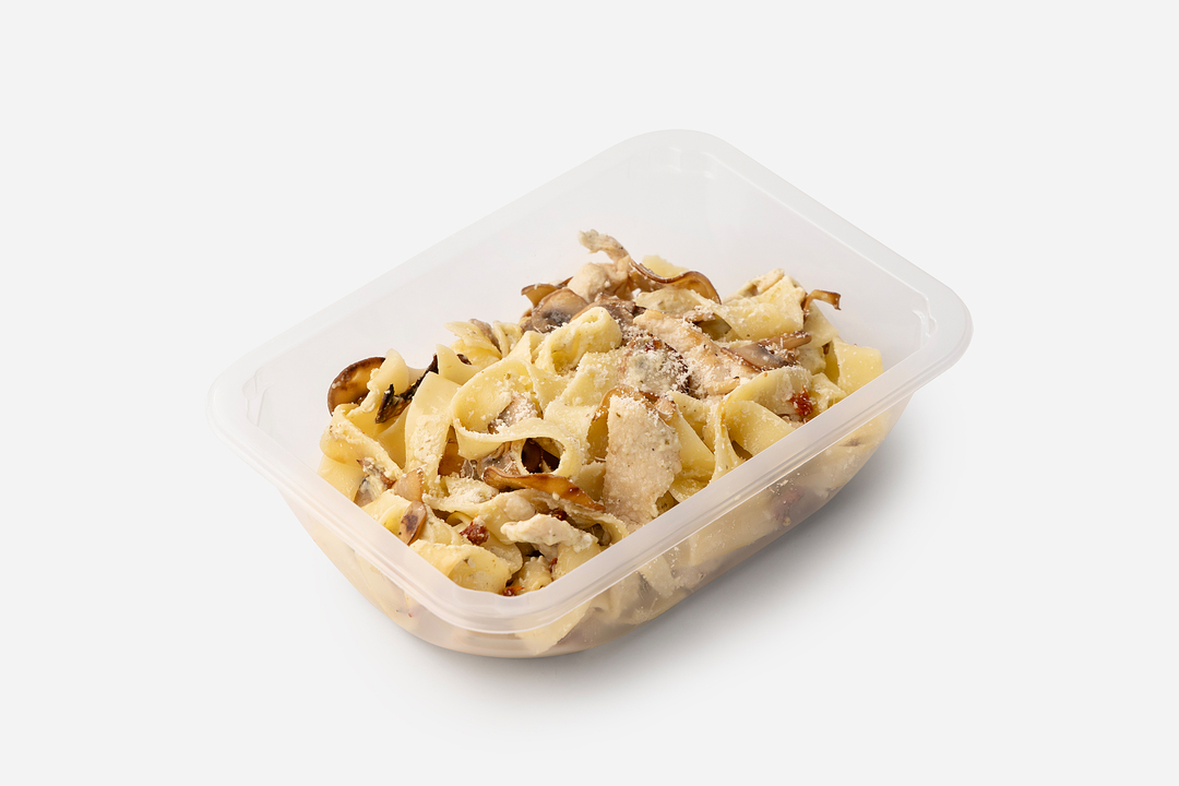 

Паста фетучини ВкусВилл с курицей су-вид в сливочном соусе с вялеными томатами 275 г