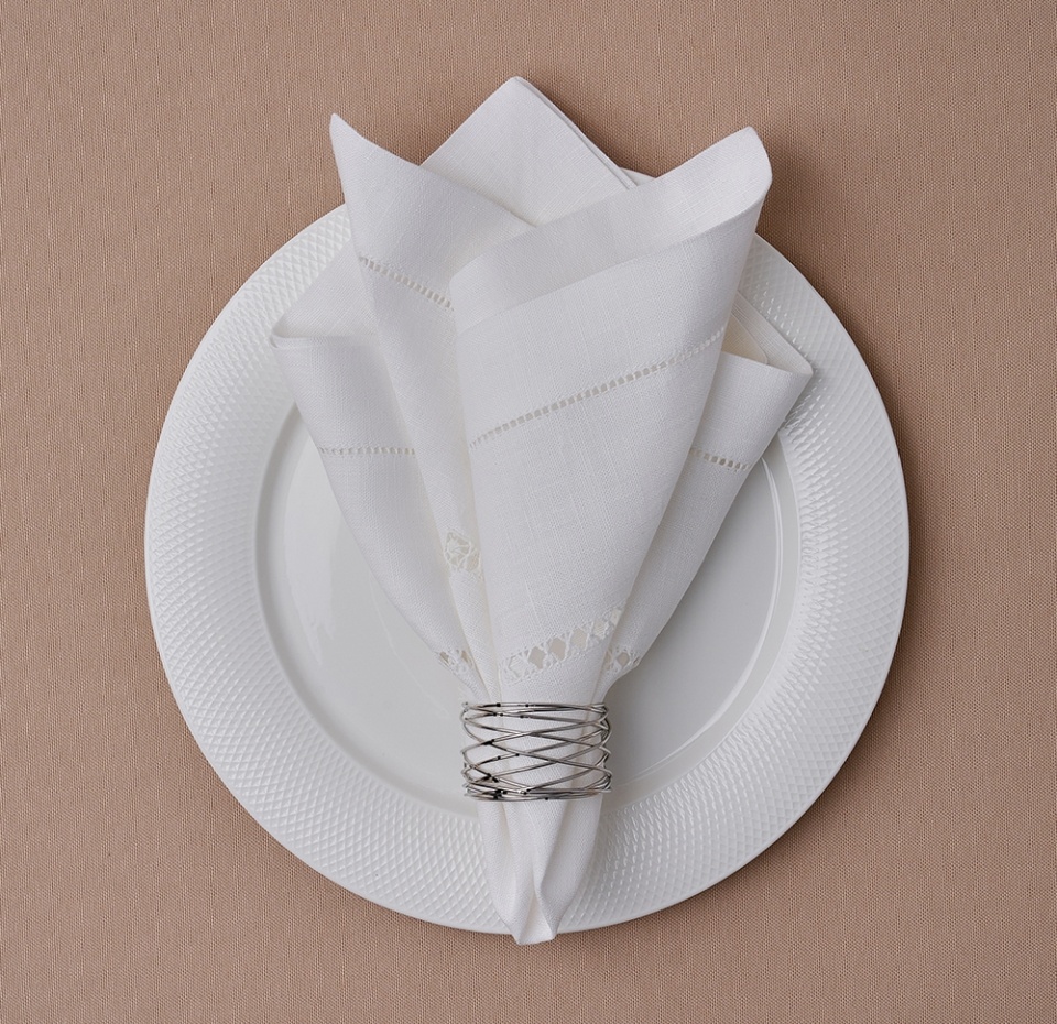 

Салфетка сервировочная Крестецкая строчка Щелкунчик белая 40 х 40 см