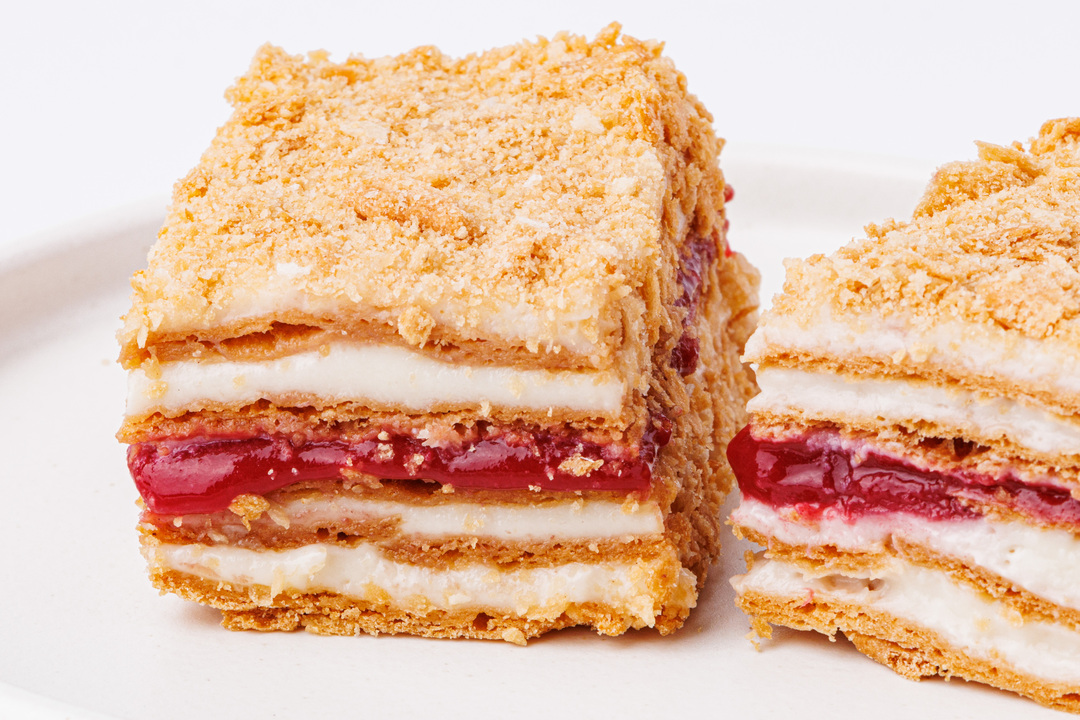 

Пирожное ВкусВилл Наполеон клубника-кизил 110 г