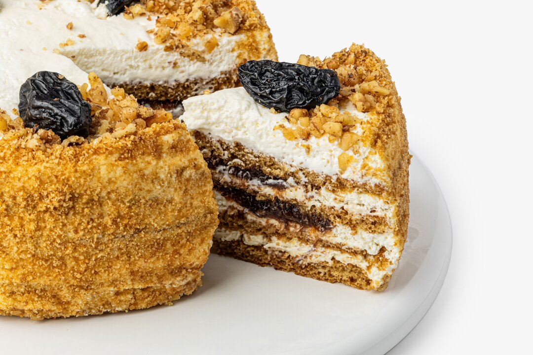 

Торт ВкусВилл Медово-сметанный с черносливом 500 г