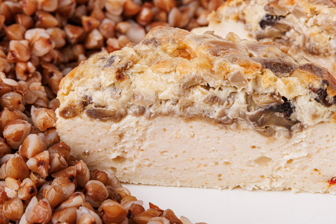 

Котлета куриная ВкусВилл запеченная под сырно-грибной шапкой с гречкой 230 г