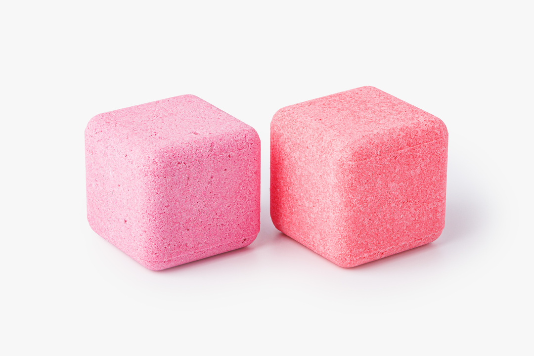 

Набор бурлящих кубиков Вкусвилл для ванн с морской солью черри-гранат и лотос-кензоки 2 шт.