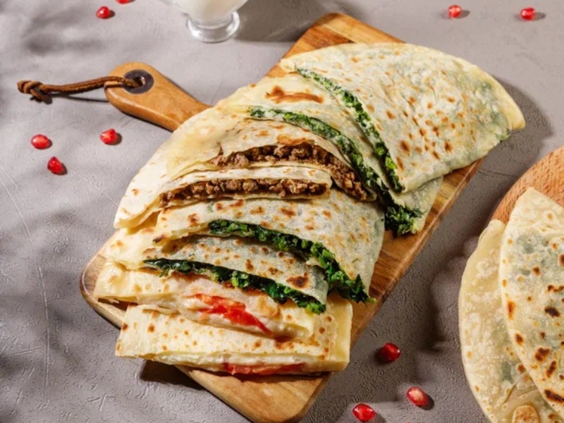 Кутабы с начинкой на выбор