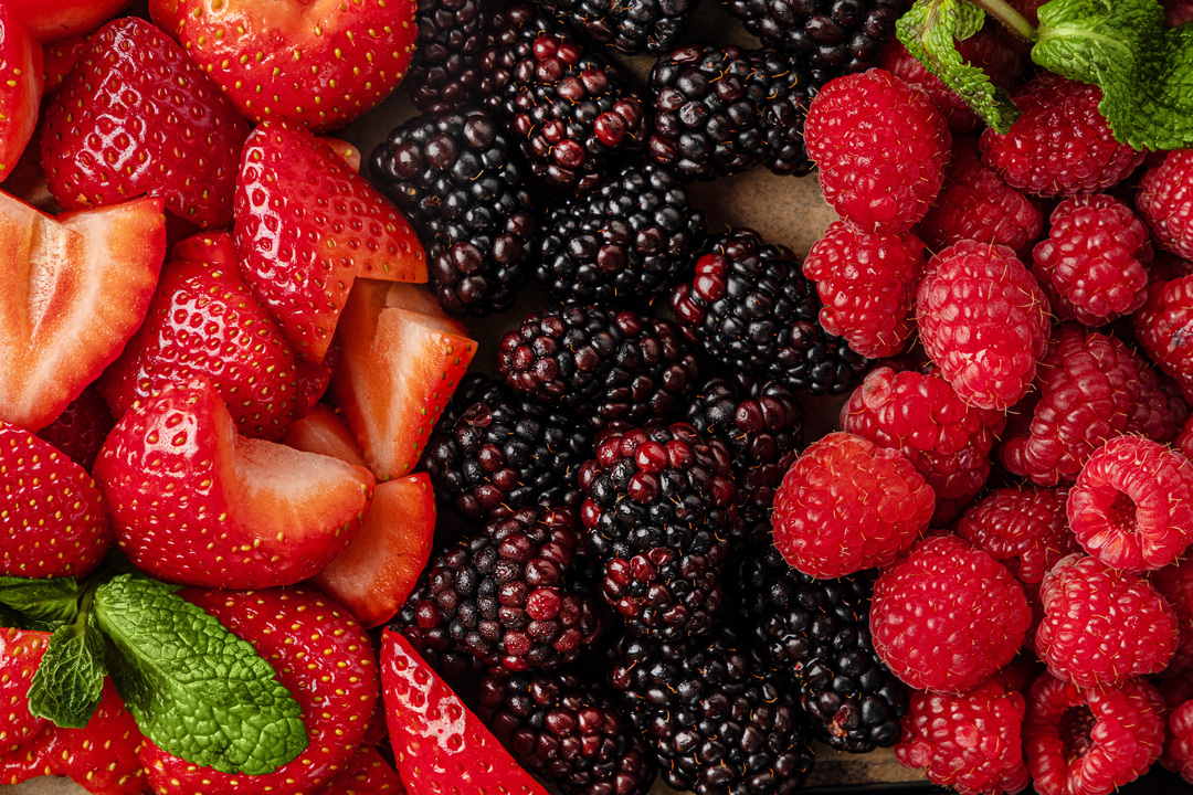 

Ягодная тарелка Фруткорт ежевика клубника малина 380 г