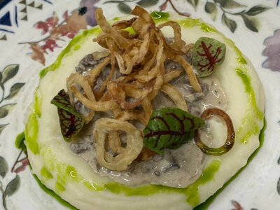 Говядина по-строгановски с белыми грибами и пюре