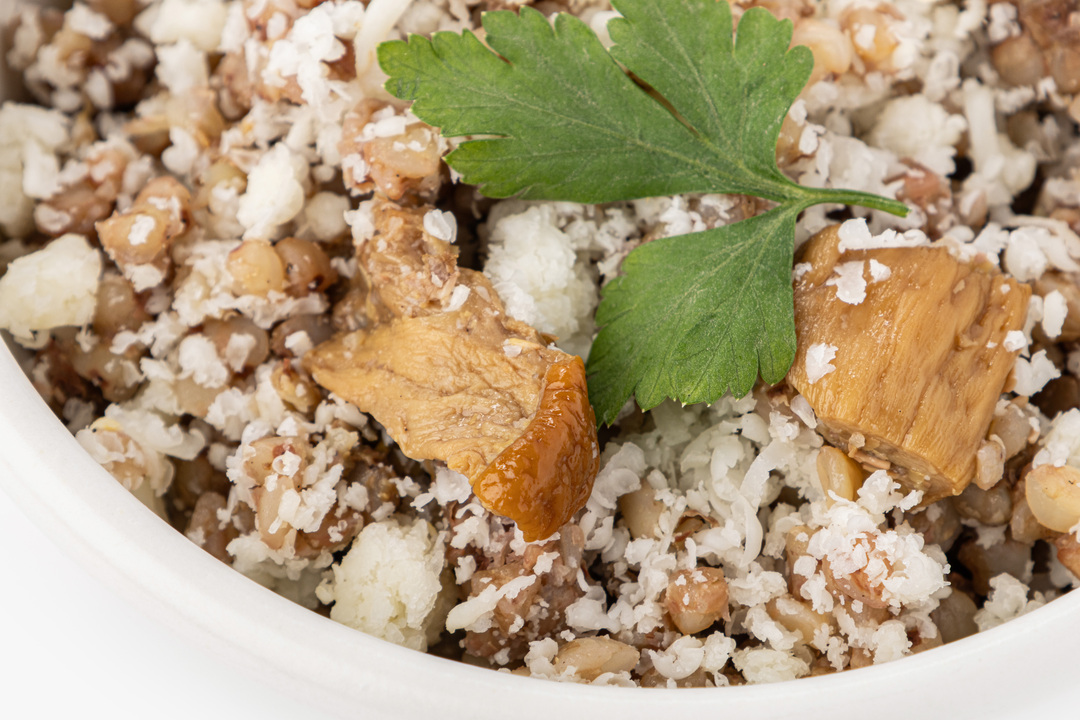 

Каша из зелёной гречки ВкусВилл с белыми грибами и пармезаном 130 г