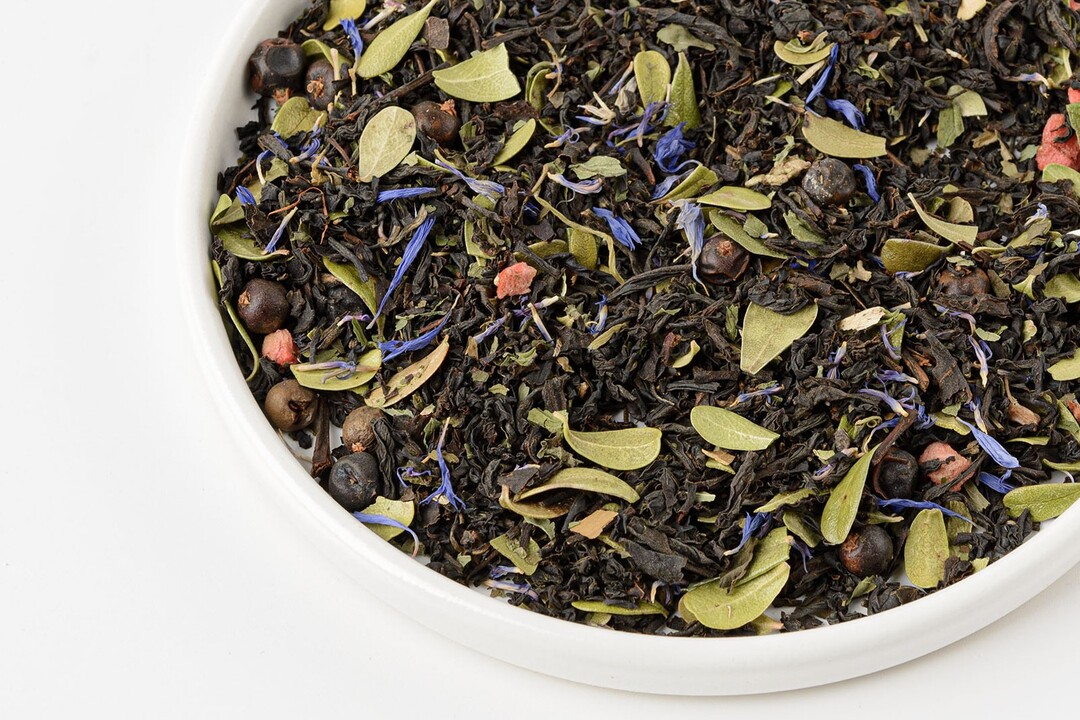 

Чай черный ВкусВилл мята василек ягоды можжевельника 50 г