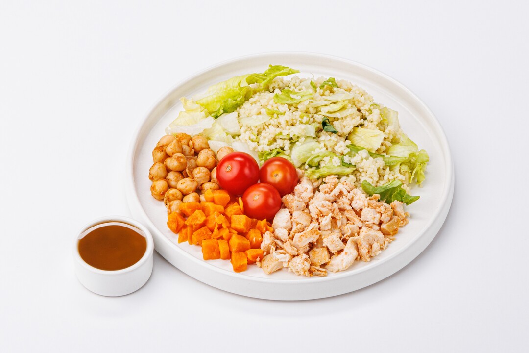 

Боул ВкусВилл с запеченной курицей, кускусом и бататом с масляно-лимонным соусом 200 г