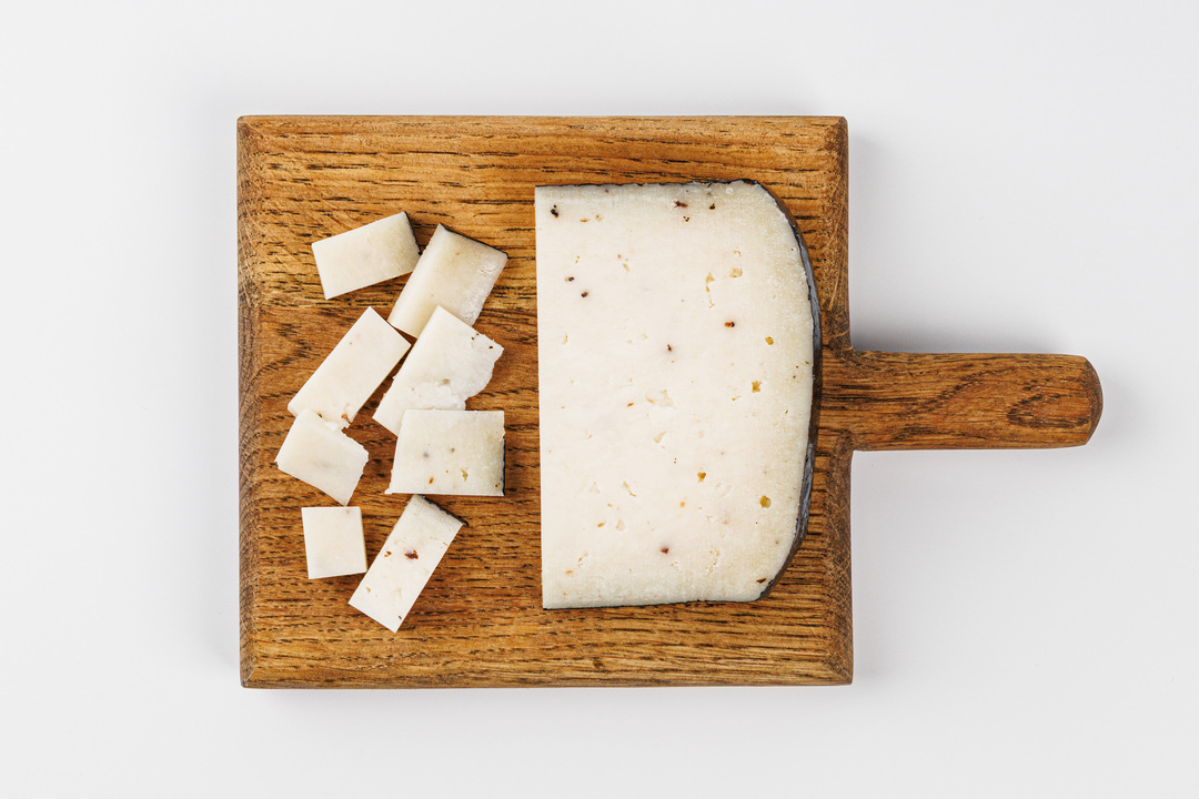 

Сыр ВкусВилл Том из козьего молока с трюфелем 1 год 150 г