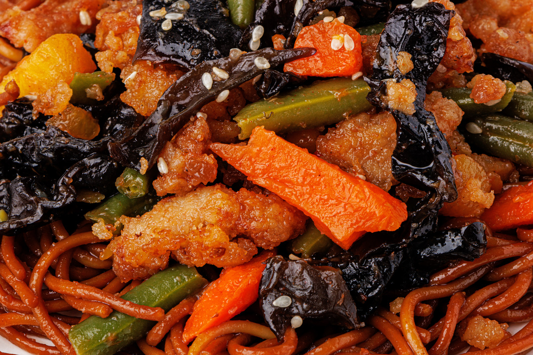 

Лапша яичная ВкусВилл по-тайски со свининой и овощами 220 г