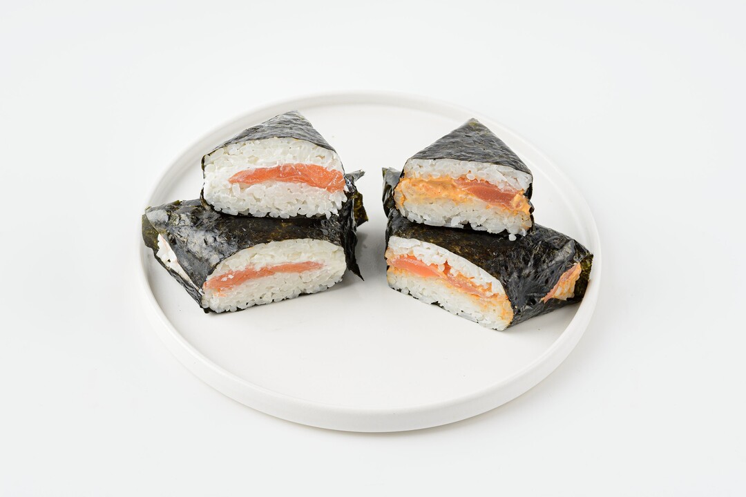 

Набор Онигири ВкусВилл онигири с форелью и творожным сыром и онигири с форелью спайси 200 г