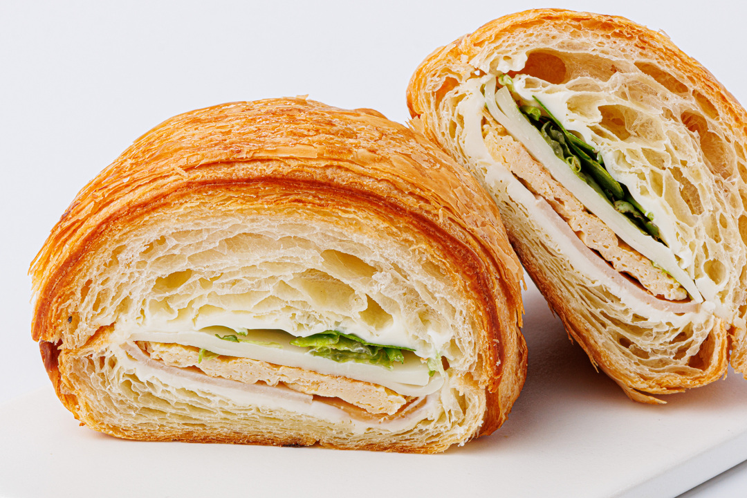 

Круассан ВкусВилл с ветчиной из индейки омлетом и моцареллой кафе 140 г