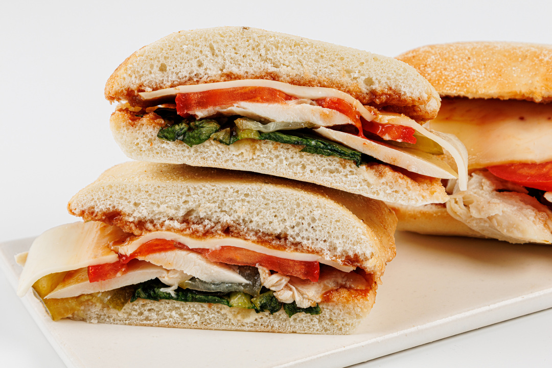 

Мини-чиабатта ВкусВилл с курицей, сыром Гауда и соусом барбекю 300 г