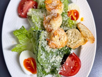 Салат Цезарь с креветками