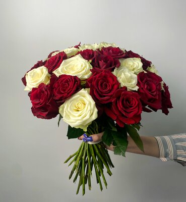 Букет из 25 красных и белых роз