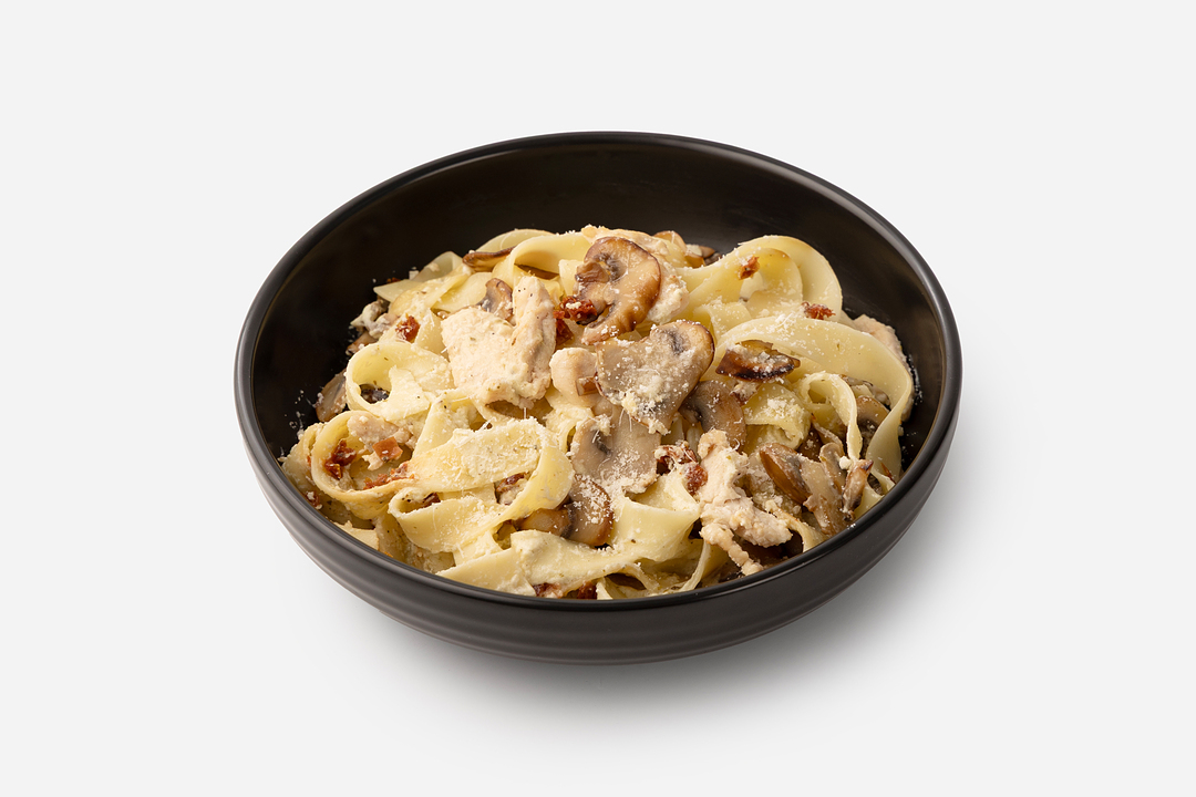 

Паста фетучини ВкусВилл с курицей су-вид в сливочном соусе с вялеными томатами 275 г