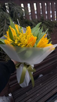 Букет цветов из желтых тюльпанов и мимозы