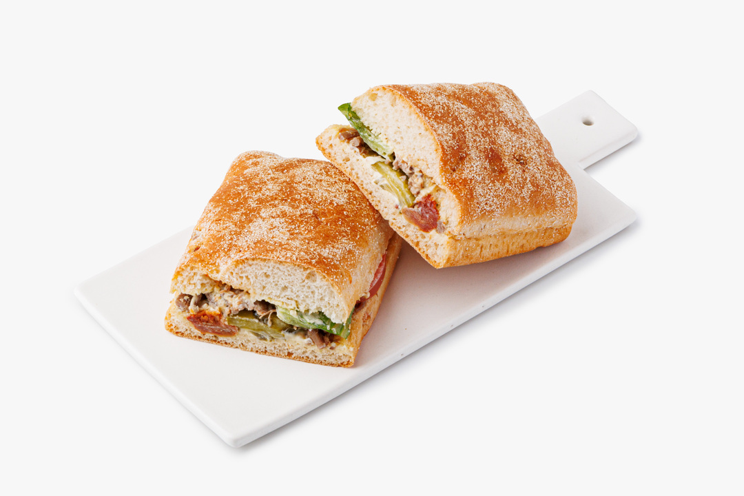 

Чиабатта с рваной говядиной ВкусВилл томатами и романо 230 г