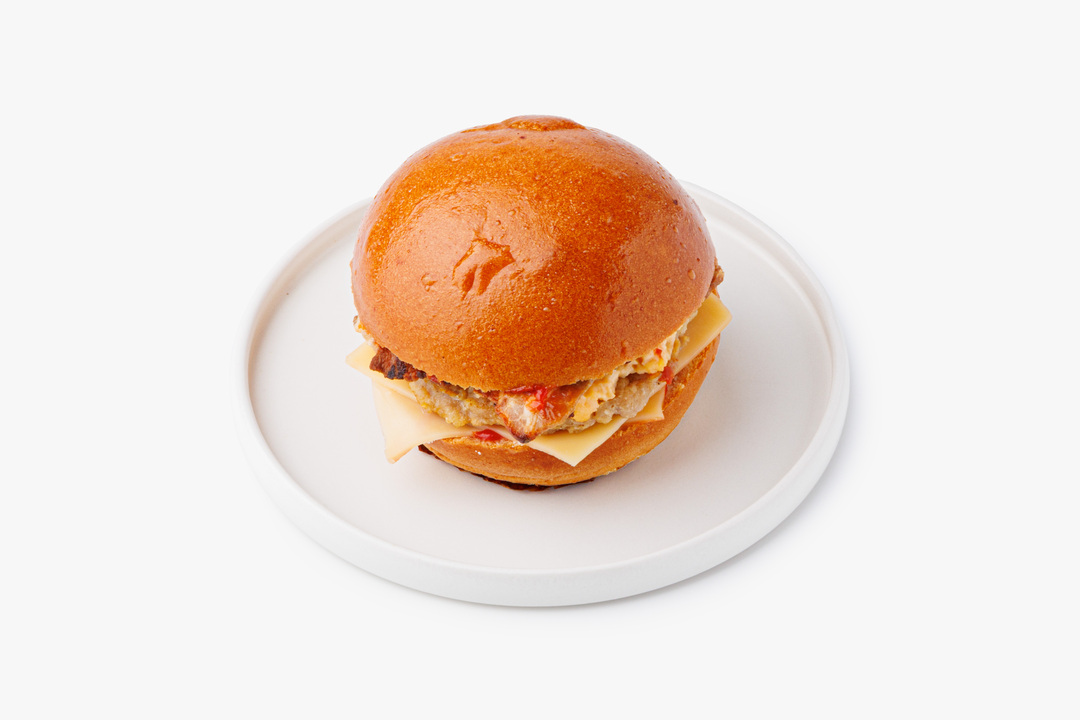 

Бургер ВкусВилл с куриной котлетой, беконом и яйцом 190 г