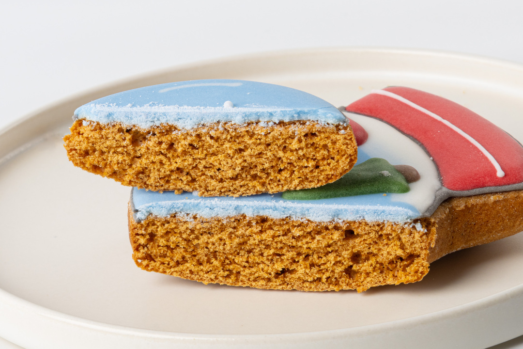 

Пряник имбирный ВкусВилл Новогодний подарок 1 шт. дизайн в ассортименте