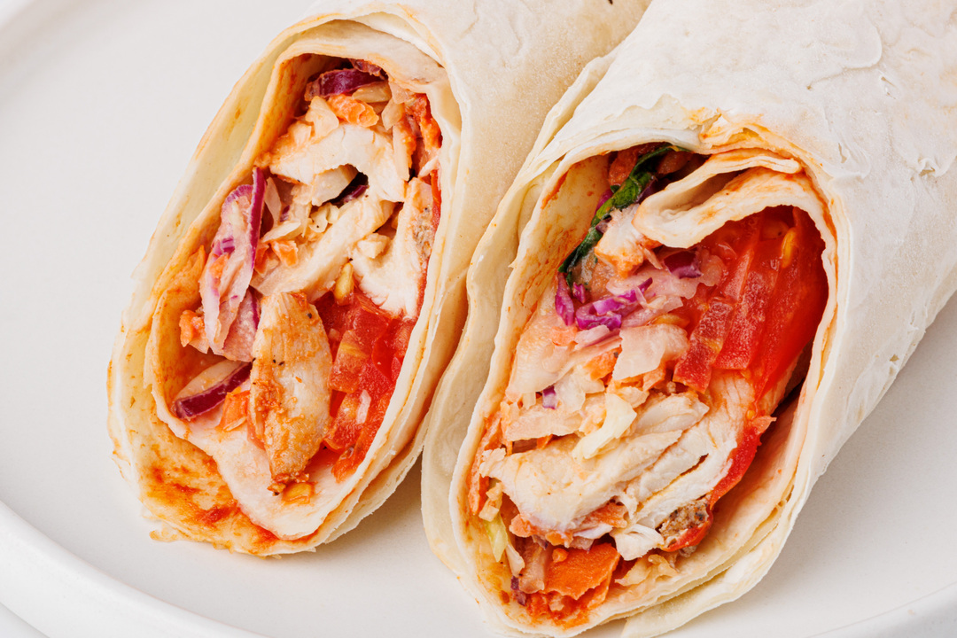 

Сэндвич ролл ВкусВилл с шашлыком из курицы с овощами 160 г