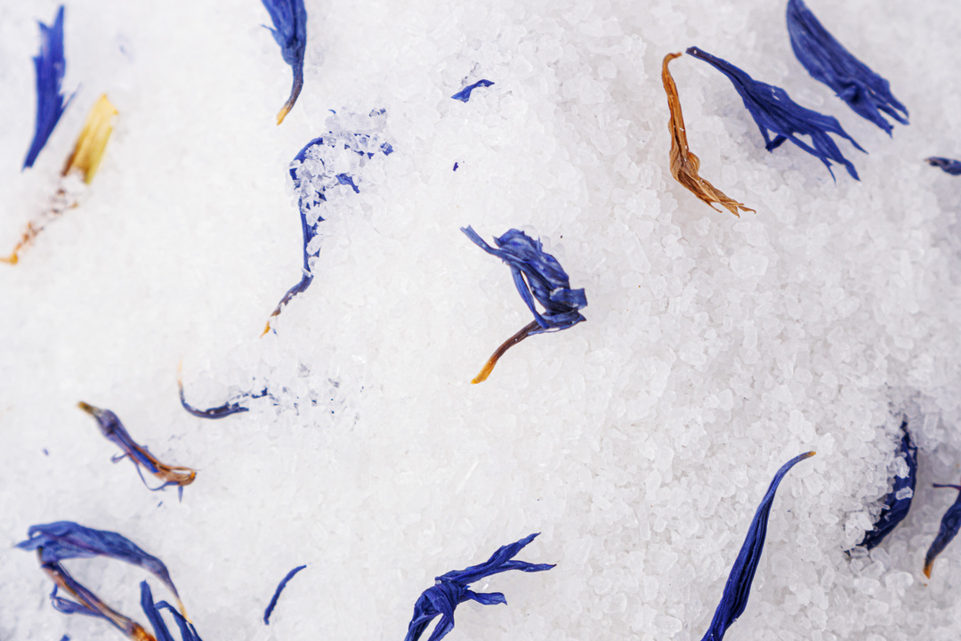 

Соль для ванн ВкусВилл магниевая парфюмированная Ваниль и миндаль с сухоцветами 500 г