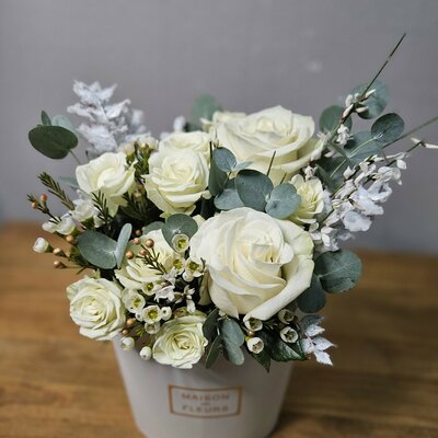 Композиция в коробке белой одноголовой розой, кустовой розой и хамелациум , maxi