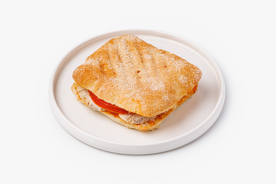 

Мини-чиабатта ВкусВилл с курицей, пармезаном и соусом копченый Айоли, кафе 125 г