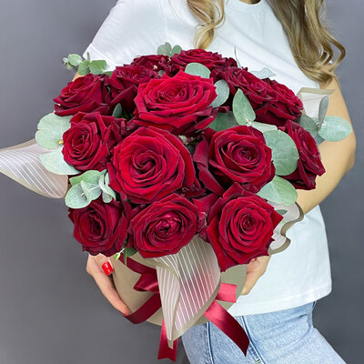 Розы красные Red Naomi с эвкалиптом в коробке FMART by flowwow