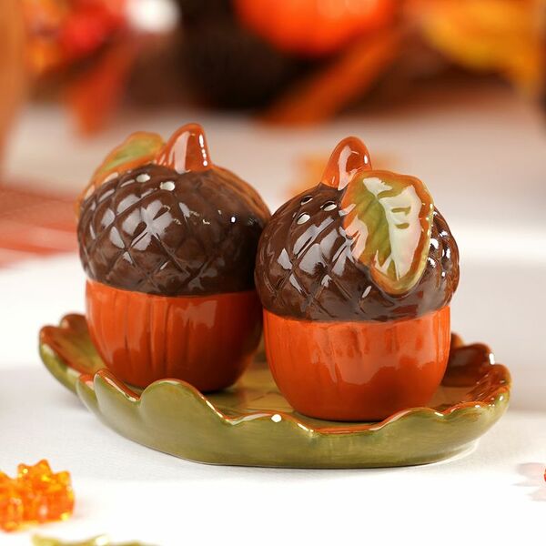 Набор: солонка и перечница на подносе, в ассортименте