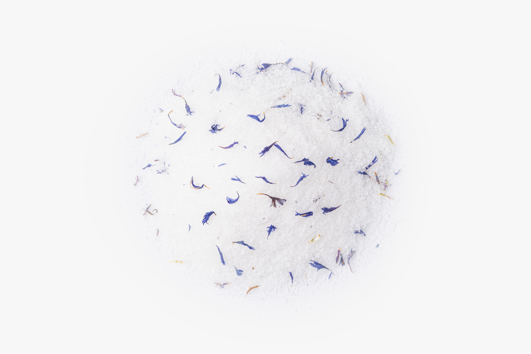 

Соль для ванн ВкусВилл магниевая парфюмированная Ветивер и амбра с сухоцветами 500 г