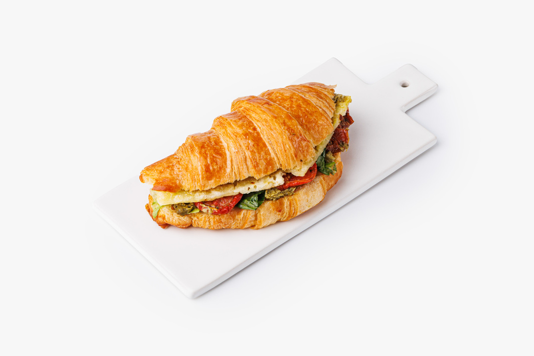 

Круассан-сэндвич ВкусВилл с вяленым томатом и жаренным Халуми 140 г