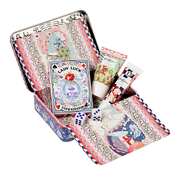 

Набор подарочный Cath Kidston The Christmas Journey: крем для рук 30 мл, бальзам для губ 10 мл, игральные карты, два игральных кубика Китай 266 г