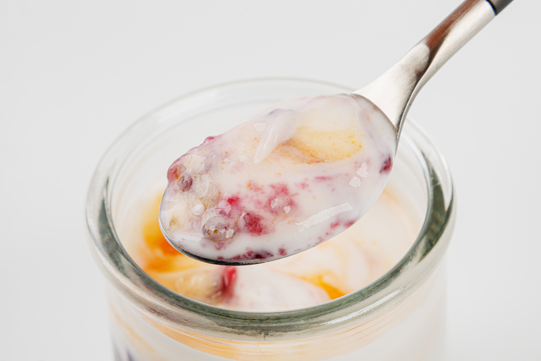 

Йогурт ложковый ВкусВилл Гурмэ Черника, малина, манго 5% 170 г