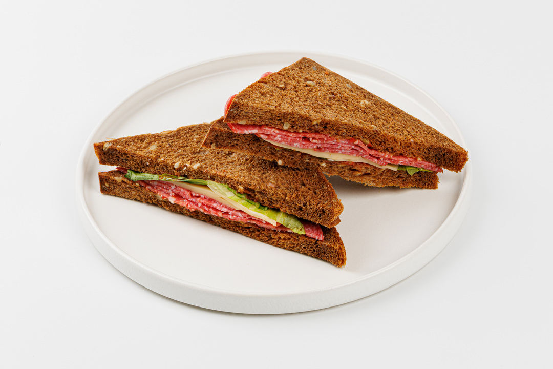 

Сэндвич ВкусВилл на солодовом хлебе с салями и лечо 195 г