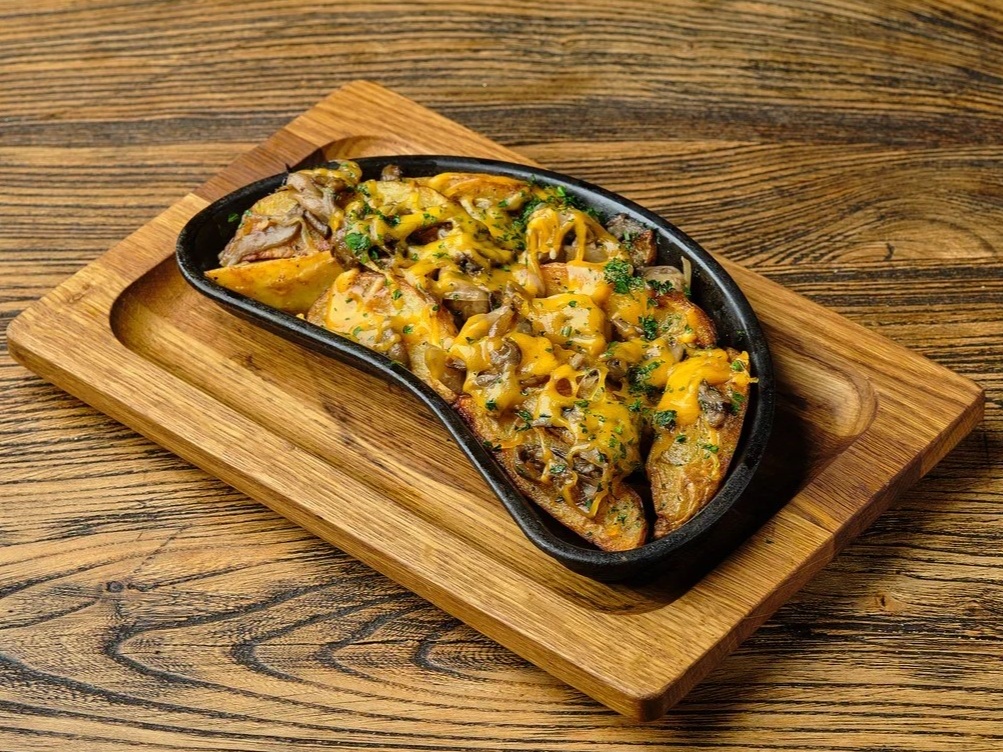 Сковородочка с картофелем, грибами и сыром