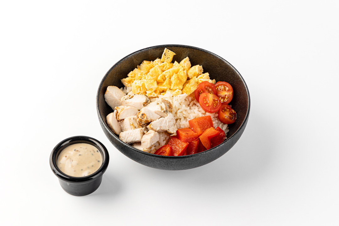 

Боул с рисом, скрембл, куриной грудкой и овощами 290 г