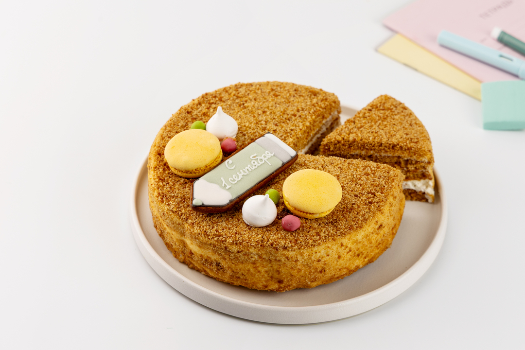 

Торт ВкусВилл Праздник знаний медово-сметанный 500 г, декор в ассортименте