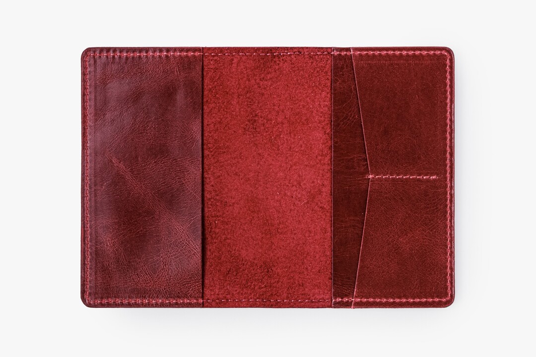 

Обложка для паспорта из натуральной кожи. Цвет: винный