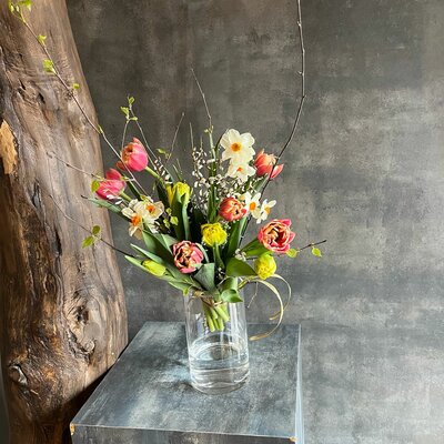 Букет с тюльпанами и нарциссами